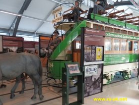 первый автобус в музее общественного транспорта в Лондоне