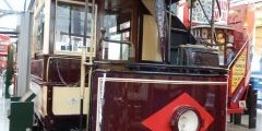 первый трамвай в Музее общественного транспорта в Лондоне